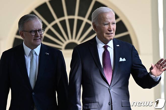 조 바이든 미국 대통령이 앤서니 앨버니지(좌) 호주 총리와 백악관을 함께 걷고 있다. ⓒ 로이터=뉴스1 ⓒ News1 정지윤