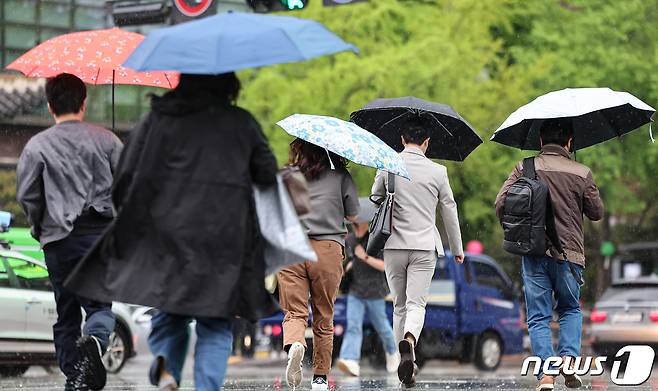 서울 광화문광장에서 우산을 쓴 시민들이 발걸음을 옮기고 있다. 2024.4.15/뉴스1 ⓒ News1 김도우 기자