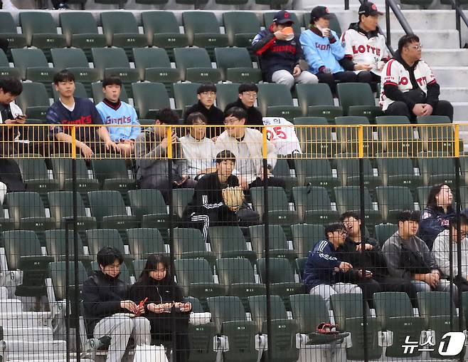 23일 오후 부산 사직야구장에서 열린 '2024 신한 SOL 뱅크 KBO리그' 롯데 자이언츠와 SSG 랜더스의 경기, 외야석에 자리 잡은 관중들이 글러브를 끼고 SSG 최정의 468호 홈런공을 잡기 위해 기다리고 있다. 2024.4.23/뉴스1 ⓒ News1 윤일지 기자