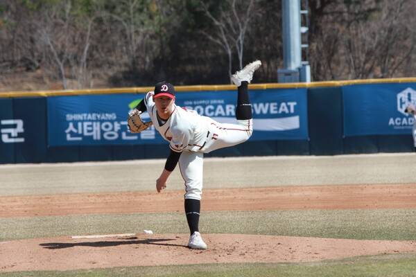 정현우선수가 역투하고 있다. 사진┃덕수고 제공