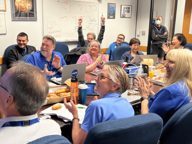 NASA 보이저팀이 5개월 만에 처음으로 우주선의 소식을 듣는 모습 (출처=NASA/JPL-칼텍)