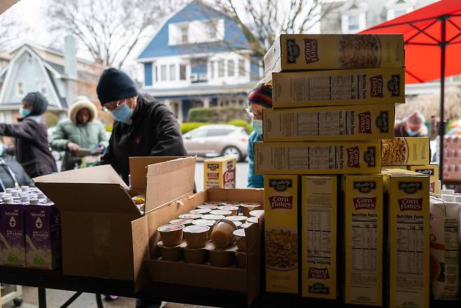 미국 뉴욕 브루클린의 한 푸드뱅크에서 도움이 필요한 주민들에게 식료품을 배포하고 있다. /AFP