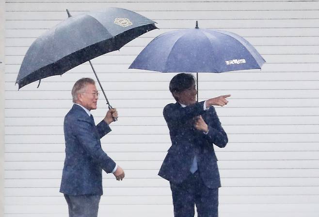 조국 대표(오른쪽)가 4월 15일 경남 양산시 하북면 평산마을 문재인 전 대통령 사저를 방문해 마중 나온 문 전 대통령과 우산을 쓰고 대화를 나누고 있다. 뉴스1
