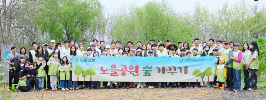 유한양행 임직원들이 22일 지구의날 맞아 노을공원 숲가꾸기 봉사활동 실시했다. 유한양행 제공.