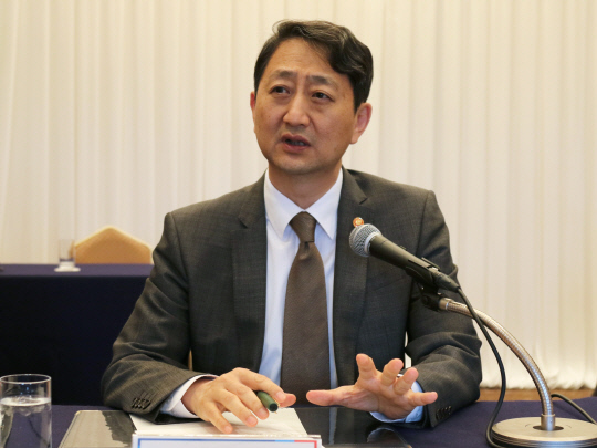 안덕근 산업통상자원부 장관이 22일 도쿄의 한 호텔에서 개최한 주일 특파원 대상 간담회에서 한국과 일본 경제 협력의 중요성에 대해 말하고 있다. [연합뉴스]