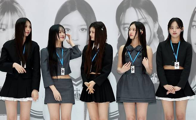 그룹 뉴진스의 혜인(왼쪽부터)과 하니, 다니엘, 해린, 민지가 22일 오전 인천국제공항 1터미널 밀레니엄홀에서 열린 인천공항본부세관 홍보대사 위촉식에서 홍보대사증을 목에 걸고 있다. 2024.3.22/뉴스1 ⓒ News1 장수영 기자 /사진=뉴스1