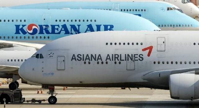 아시아나항공 화물사업부 매각을 위한 본입찰이 오는 25일 진행된다. 인천공항 주기장에 대기 중인 항공기들. 연합뉴스