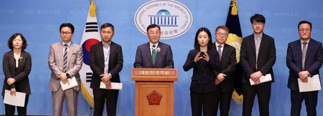 김상균 국회 연금개혁특별위원회 공론화위원회 위원장이 22일 오후 서울 여의도 국회 소통관에서 공론화위원회 숙의토론회 주요 결과 및 시민대표단 설문조사 결과를 발표하고 있다. 뉴시스