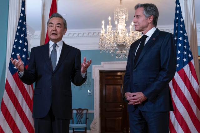 왕이(왼쪽) 중국 외교부장이 지난해 10월 26일 미국 워싱턴 국무부 청사에서 토니 블링컨 국무장관을 만난 자리에서 발언하고 있다. 워싱턴=AP 뉴시스