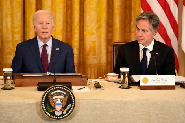 조 바이든(왼쪽) 미국 대통령이 11일 백악관 이스트룸에서 열린 미국, 일본, 필리핀 3국 정상회의에 참석해 토니 블링컨 국무장관과 나란히 앉아 있다. 워싱턴=AP 연합뉴스