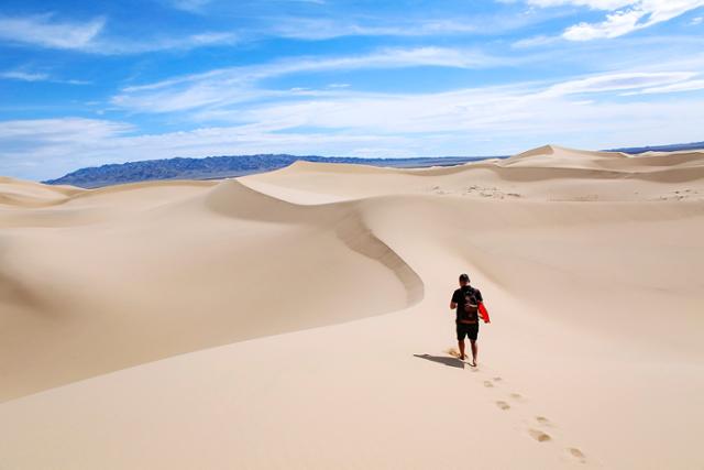 승우여행사가 국내 여행사 최초로 몽골 고비사막 트레킹 상품을 출시했다. 사진은 고비사막 트레킹 코스의 새롱볼락 사막. 승우여행사 제공