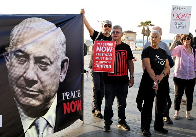 이스라엘 시민들이 15일 주이스라엘 미국대사관 텔아비브지부 인근에서 가자지구 전쟁 종식을 요구하는 시위를 하고 있다. 텔아비브=UPI 연합뉴스