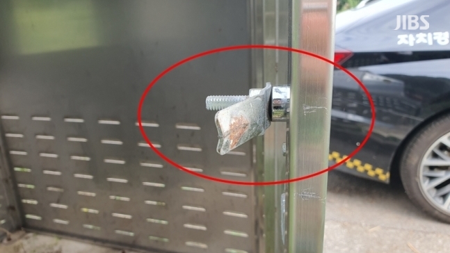 과속단속카메라를 넣는 무인부스 뒤쪽 문이 뜯겨있는 모습 (사진, 제주자치경찰단)