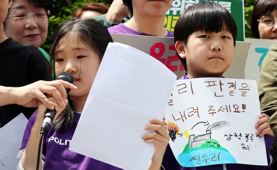 23일 서울 종로구 헌법재판소 앞에서 열린 기후 헌법소원 공개변론 기자회견에 참석한 어린이가 빠른 판결을 촉구하는 발언을 하고 있다. 뉴스1