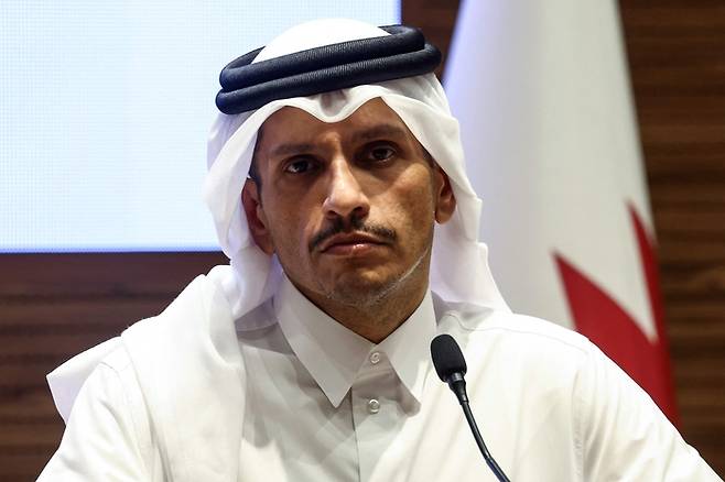 지난 17일(현지시간) 무함마드 빈 압둘라흐만 알사니 카타르 총리 겸 외교장관이 도하에서 열린 기자회견을 진행하고 있다. AFP연합뉴스