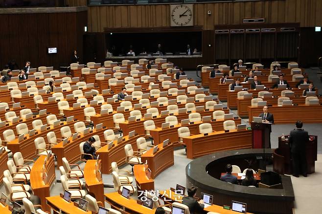 국회 대정부 질문의 실시된 지난 2월22일 본회의장에서는 많은 의원들이 빠져나가 썰렁한 가운데 한덕수 총리에 대한 질의 응답이 진행되고 있다. 박민규 선임기자