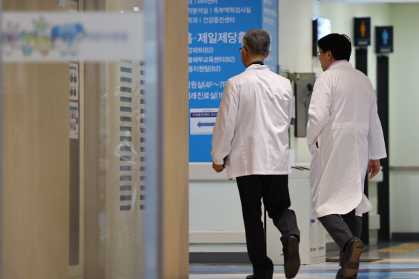 총회가 열리는 23일 오후 서울의대 교수가 회의실이 위치한 서울대학교병원 어린이병원 건물로 들어서고 있다. 연합뉴스