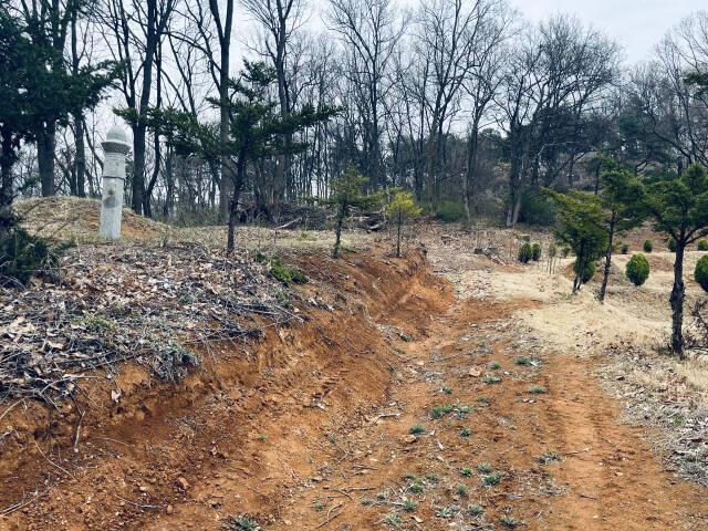 시흥시 장현동 산25-8번지 개발제한구역 산지가 훼손돼 도로형태의 모습을 보이고 있다. 김형수기자