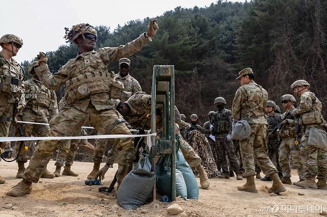 대한민국 육군 수도기계화사단 병사들과 미국 3기병연대 병사들이 로드리게즈 사격장에서 진행된 무기 레인에서 시뮬레이션 수류탄을 던지고 있다. / 사진=뉴시스