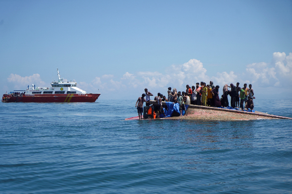영국 상원이 이른바 '르완다법'을 통과시켰다. 사진은 지난달 21일(현지시간) 인도네시아 웨스트아체 인근 바다에서 전복된 난민들을 태운 선박. /사진=로이터