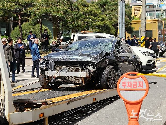 지난 18일 오후 1시쯤 광주 동구 대인동 한 카페로 그랜져 승용차가 돌진해 운전자를 포함해 8명이 부상을 입었다. 박성은 기자