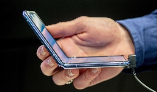 한 소비자가 삼성전자의 폴더블폰인 Z 플립을 들고 있다. 연합뉴스
