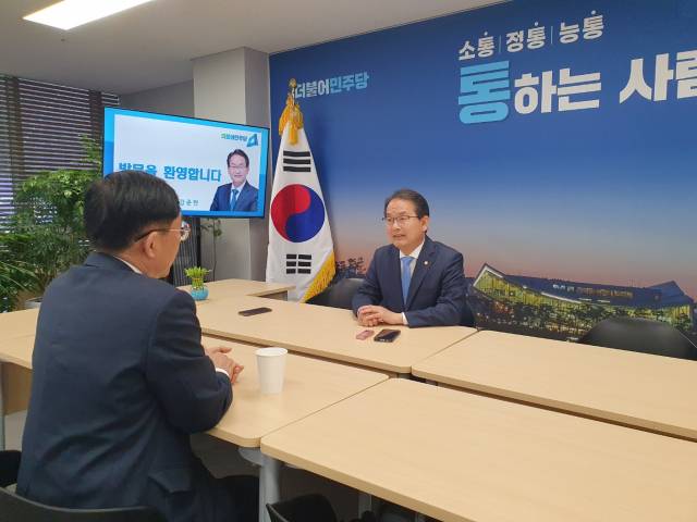 ▲22대 총선에서 재선에 성공한 강준현 국회의원9오른쪽)이 김규철 프레시안 대전세종충청본부 편잡국장과 만나 인터뷰를 하고 있다 ⓒ강준현의원실