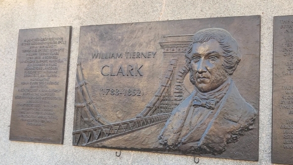세체니 다리 입구에는 이 다리를 설계한 윌리엄 클라크(William Tierney Clark)를 기념하는 동판이 붙여져 있다.
