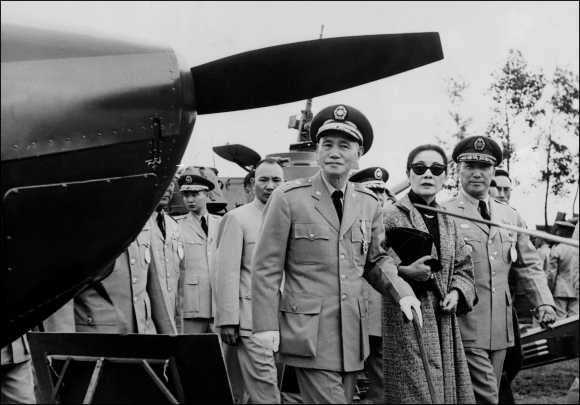 장제스(장개석) - 장제스(가운데) 전 대만 총통이 1961년 타이베이에서 열린 군대 에어쇼를 관람하고 있다. 서울신문DB