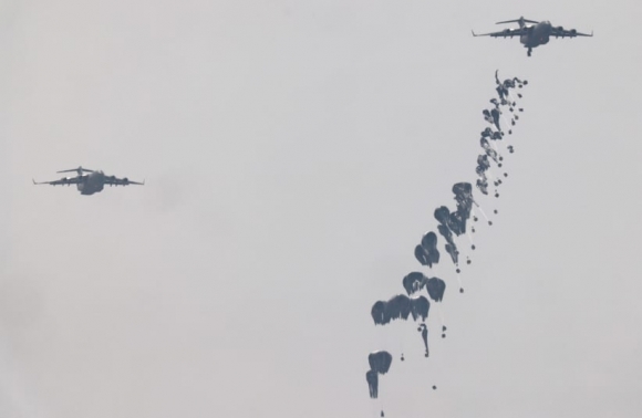 2024년 3월 29일(현지시간) 팔레스타인 가자지구 상공에서 항공기들이 민간인을 위한 인도적 구호품을 낙하산으로 떨어뜨리는 모습이 이스라엘에서 목격되고 있다. / 사진=로이터 연합뉴스