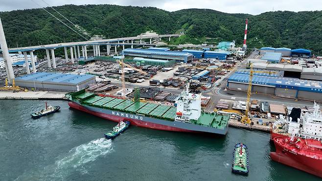 한국해양진흥공사의 금융 지원을 받아 건조된 남성해운의 2540TEU급 친환경 선박. 이 선박은 스크러버(탈황설비)를 장착하고 있다. ⓒ한국해양진흥공사 제공