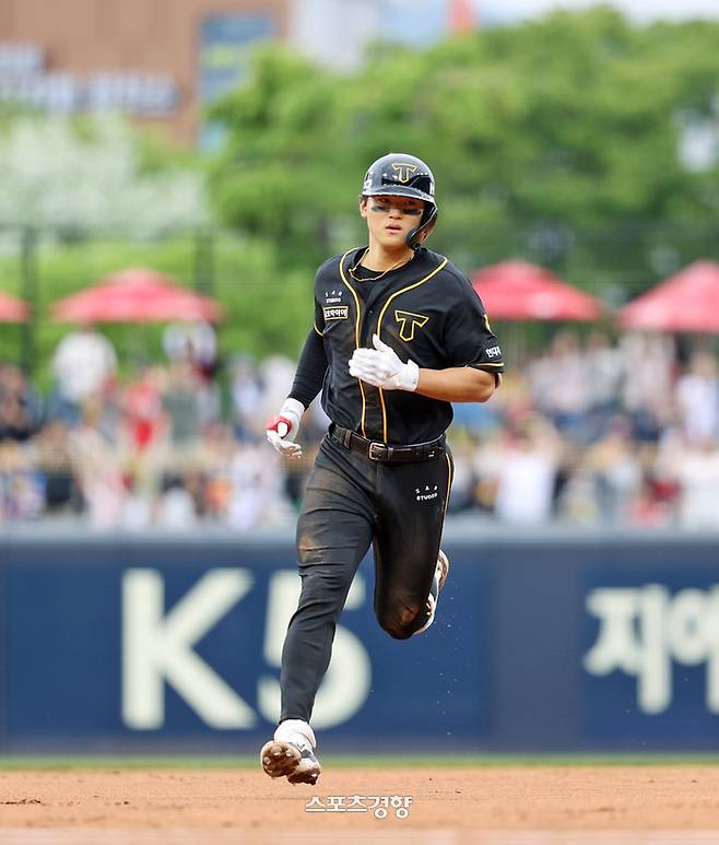 KIA 김도영이 지난 21일 광주 NC전에서 시즌 8호 홈런을 친 뒤 그라운드를 돌고 있다. KIA 타이거즈 제공