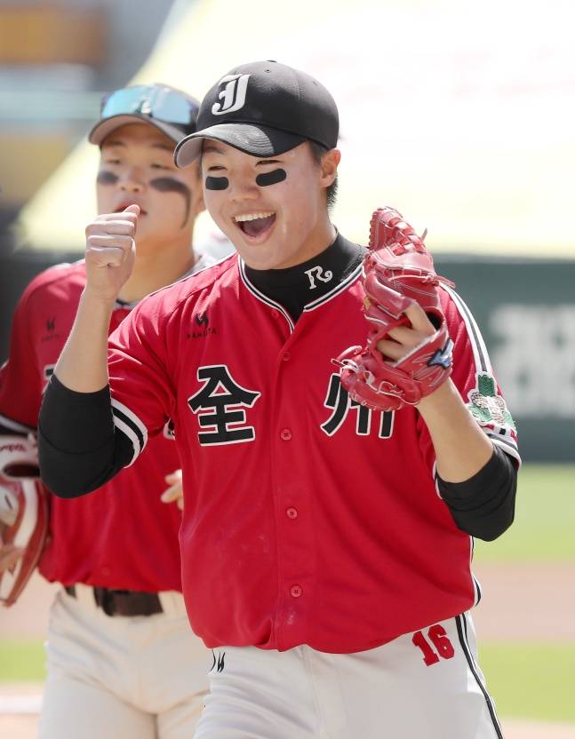 전주고 정우주가 22일 인천SSG랜더스필드에서 열린 덕수고와 2024 이마트배 전국고교야구대회 결승전에서 이닝을 마무리한 후 미소짓고 있다. /사진=SSG 랜더스