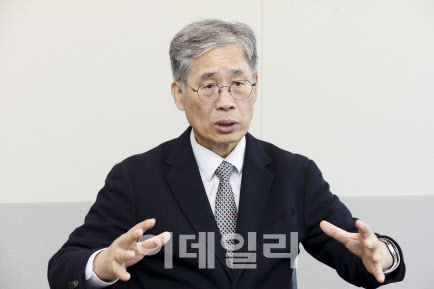신평 변호사가 지난 22일 서울 서대문구 이데일리 본사에서 인터뷰를 하고 있다. (사진=이영훈 기자)