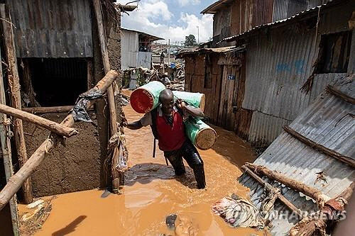 홍수 피해 케냐 나이로비 마타레 지역에서 집기를 옮기는 주민 (사진=연합뉴스)