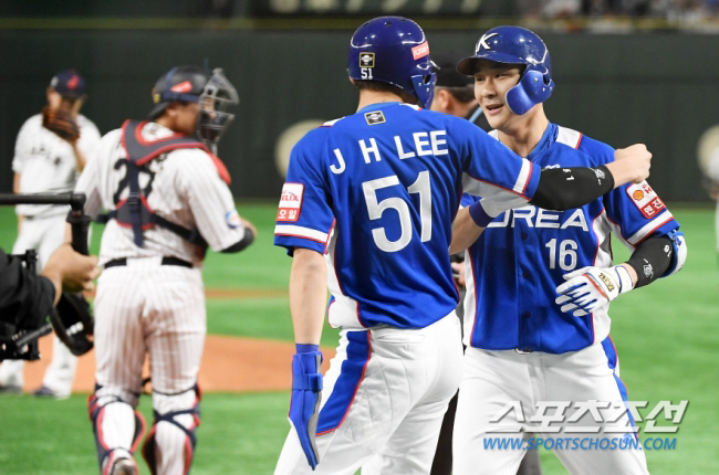 2019년 프리미어12 결승전 일본전에서 홈런을 치고 기뻐하는 김하성(오른쪽)과 이정후. 두사람은 이제 메이저리그에서 활약하고 있다. 스포츠조선DB