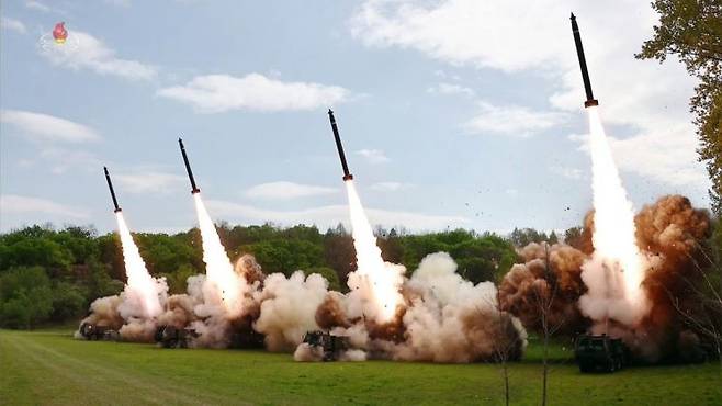 북한은 지난 22일 김정은 국무위원장의 지도로 600mm 초대형 방사포병 부대들을 국가 핵무기 종합관리체계인 핵방아쇠 체계 안에서 운용하는 훈련을 처음으로 진행했다고 조선중앙TV가 23일 보도했다. [이미지출처=연합뉴스]