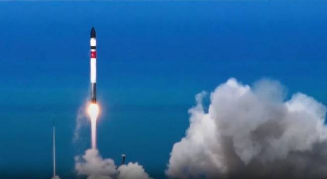 초소형 군집위성 1호기를 탑재한 미국 우주기업 로켓랩의 발사체 '일렉트론'이 한국시간 24일 오전 7시 32분(현지 시각 24일 오전 10시 32분) 뉴질랜드 마히아 발사장에서 발사됐다. [이미지출처=연합뉴스]