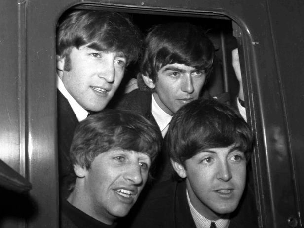 1964년 3월 영국 패딩턴 역을 출발하는 기차에서 포즈를 취하고 있는 영국 록밴드 비틀스. 왼쪽부터 시계방향으로 존 레넌, 조지해리슨, 폴 매카트니, 링고 스타. [이미지출처=AP연합뉴스]