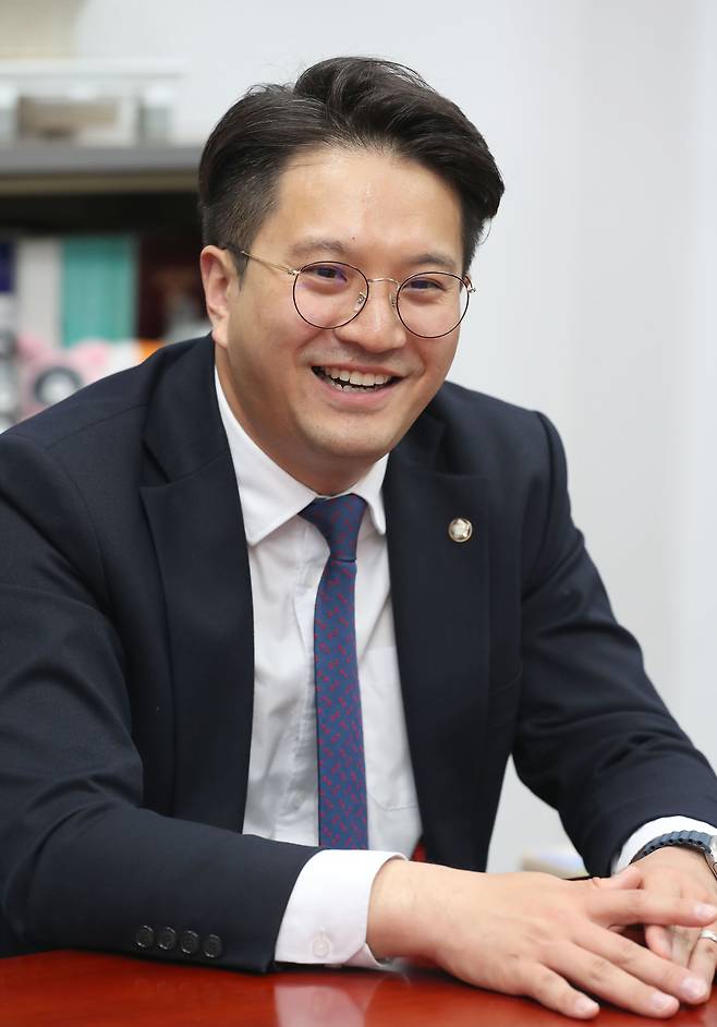 더불어민주당 전용기 의원이 23일 국회의원 사무실에서 조선일보와 인터뷰하고 있다. 이덕훈 기자