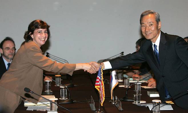 2차 한미자유무역협상(FTA)협상이 재개된 2006년 7월 10일 서울 신라호텔에서 웬디커틀러 미국수석대표(왼쪽)와 김종훈 한국대표가 협상에 앞서 악수를 하고 있다./조인원 기자