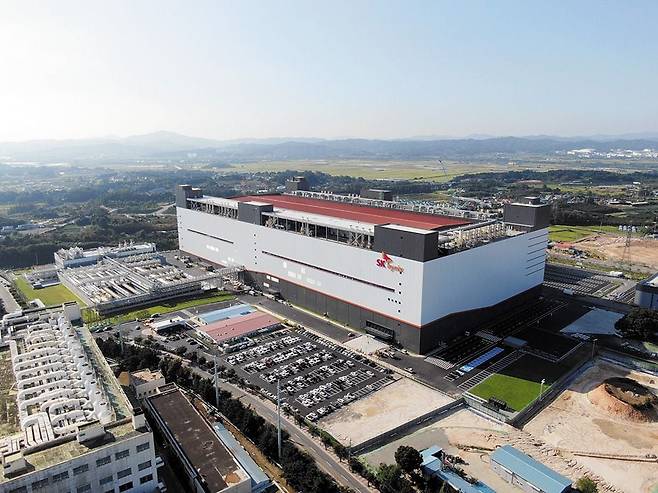SK하이닉스가 2018년 충북 청주에 설립한 낸드플래시 반도체 생산 공장 M15. 새로 짓는 D램 공장 M15X는 M15 바로 옆에 지어진다. /SK하이닉스