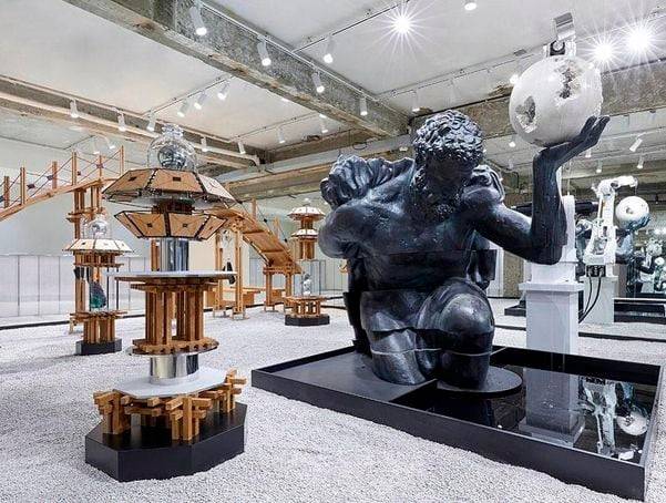 설치 미술 작품으로 꾸민 안경 브랜드 젠틀몬스터 홍대 매장.