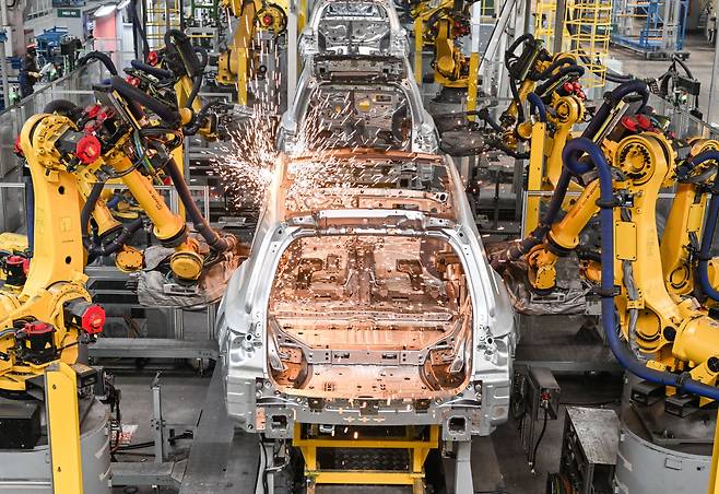 중국 전기차(EV) 제조사 리오토(Li Auto Inc.) 작업장에서 로봇이 자동차 차체를 용접하고 있다. / 신화 연합뉴스