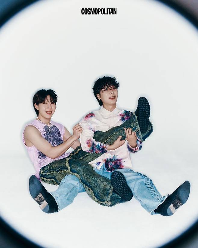 (왼쪽부터, 오이삭) 슬리브리스 톱 JW Anderson. 데님 팬츠 No/Faith Studios. 목걸이 Olgami. 스니커즈 스타일리스트 소장품. (정민혁)코튼 재킷 ConectⓇ X. 데님 팬츠 Meantime. 부츠 Yowe. 반지 스타일리스트 소장품.