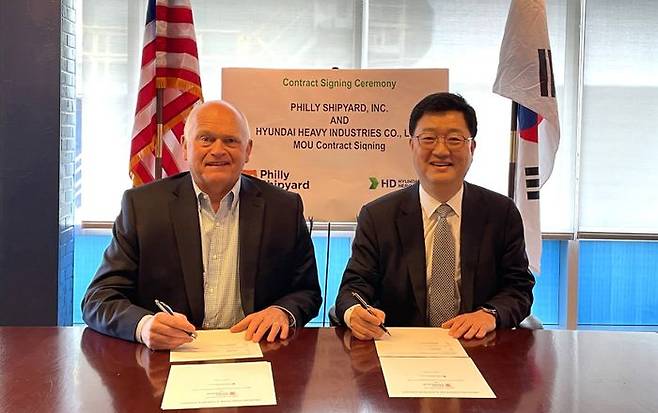 주원호 HD현대중공업 특수선사업대표(오른쪽)과 슈타이너 네르보빅 필리조선소 대표가 미국 함정 및 관공선 신조·유지보수 사업 업무협약서에 서명하고 있다. ⓒHD현대중공업