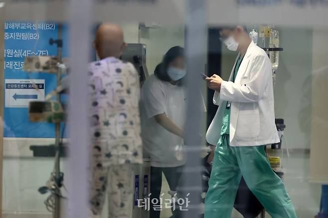 서울대학교병원 어린이병원 건물로 들어서고 있다. ⓒ연합뉴스
