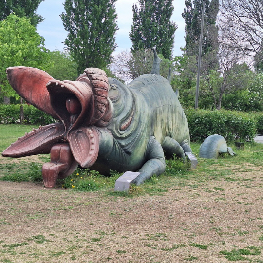 서울 여의도 한강공원에 영화 '괴물'에 나오는 '괴물' 모습을 재현한 대형 조형물이 설치되어 있다.<박상길 기자>