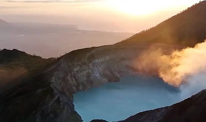 블루 파이어(blue fire)  현상으로 유명한 인도네시아 이젠 화산