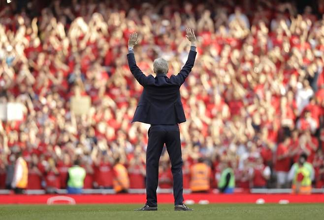 아르센 벵거 감독이 2018년 5월6일 영국 런던 에미리츠 스타디움에서 열린 마지막 안방 경기에서 팬들과 작별 인사를 하고 있다. 런던/AP 연합뉴스